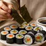 A cosa serve l’alga nori nei buffet di sushi? Il suo ruolo e come influisce su gusto e texture dei roll