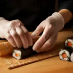 Tecnica per arrotolare i maki senza romperli: il gesto che fa la differenza secondo gli chef professionisti
